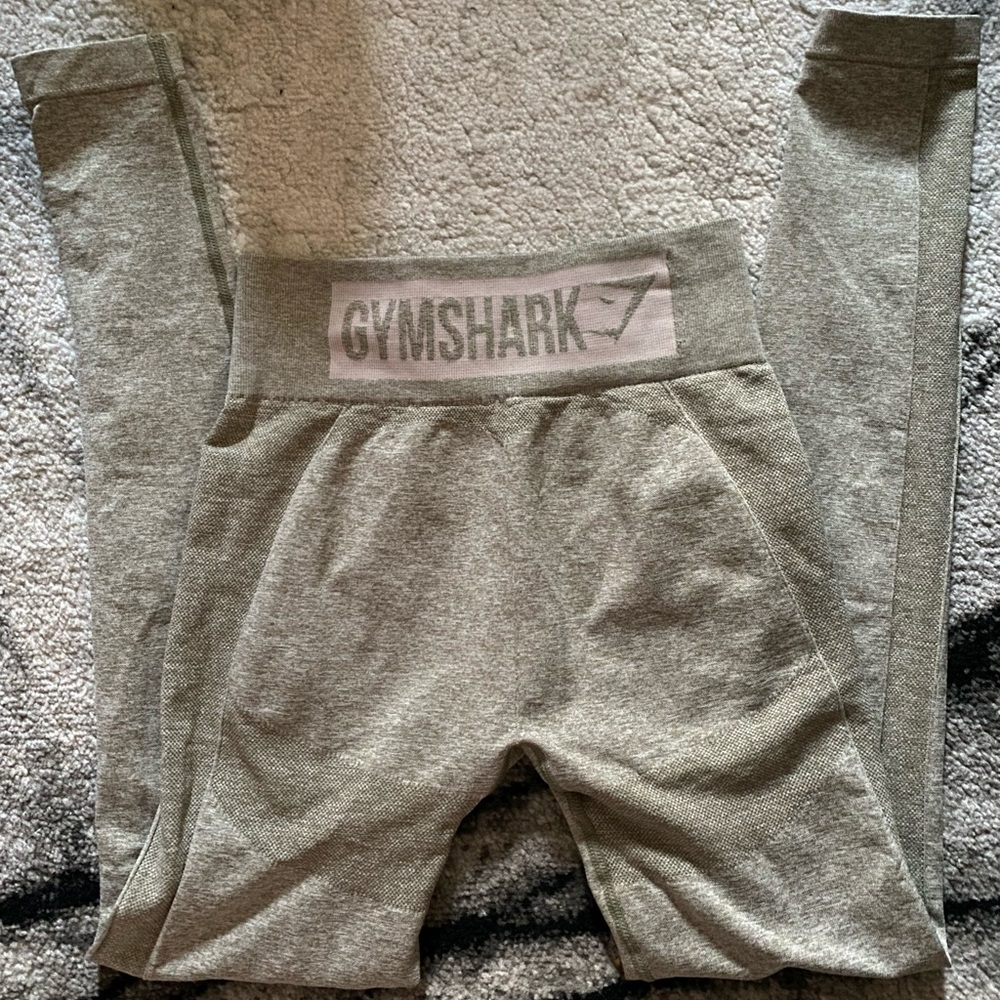 GYMSHARK legging Size small, khaki.